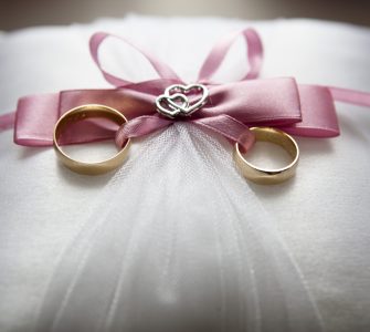 anello-di-fidanzamento-color-argento-con-fiocco-rosa